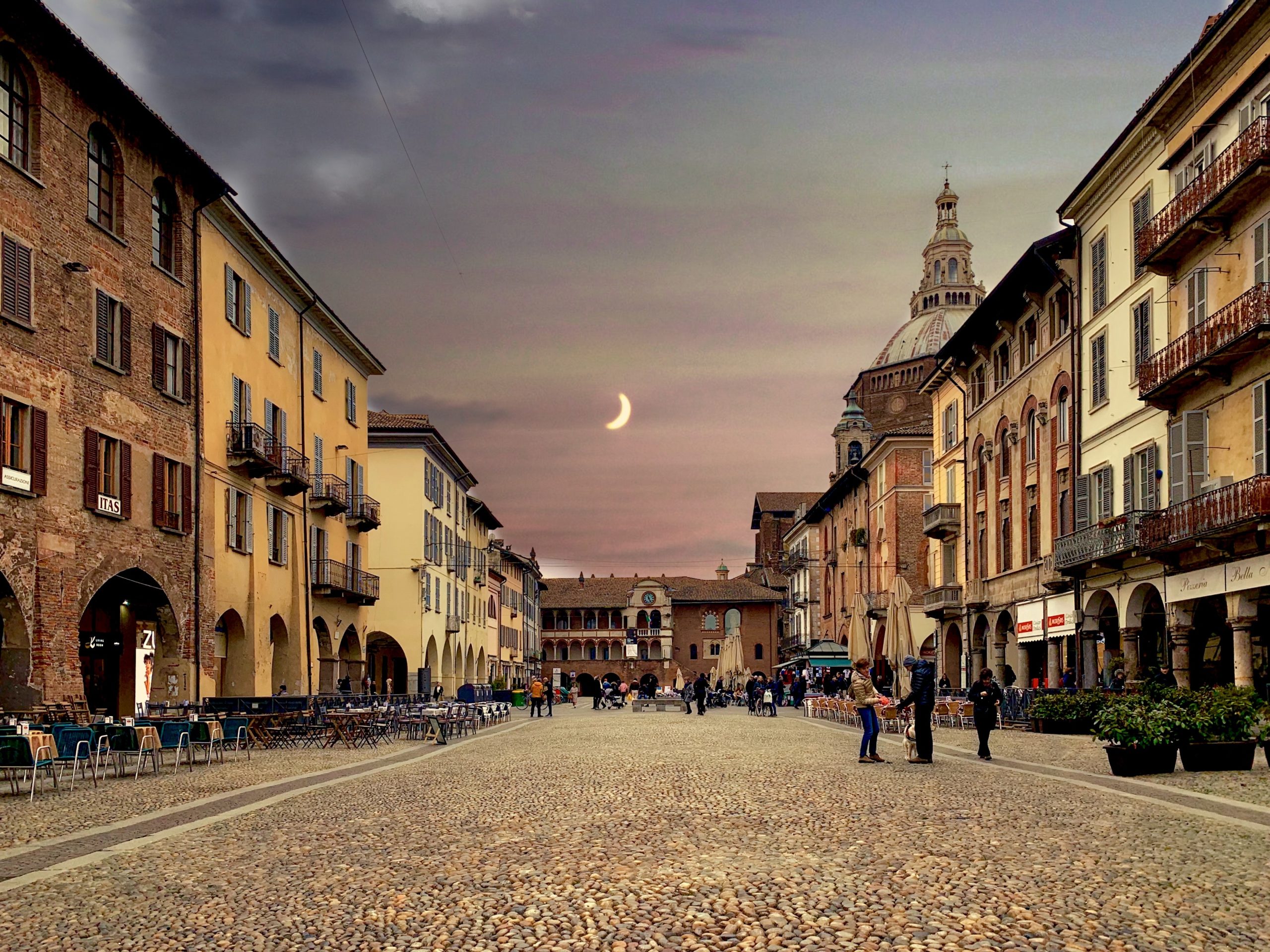 Piazza Vittoria è la piazza principale di Pavia