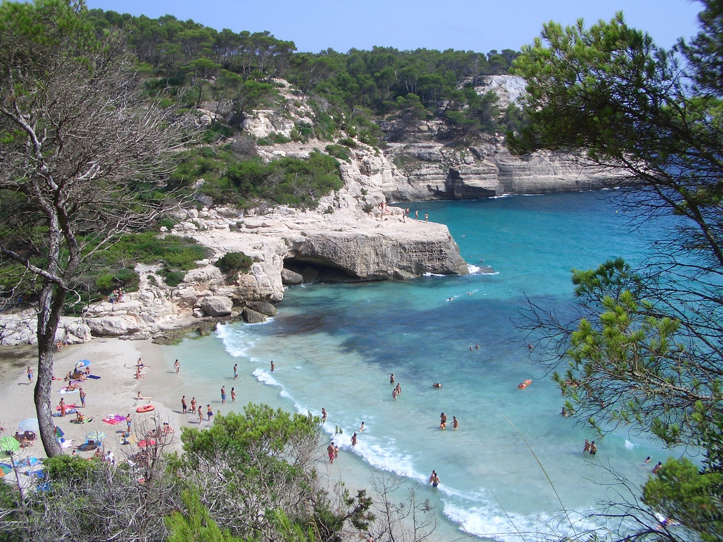 Cala Mitjana è una baia e una spiaggia sulla costa meridionale di Minorca.