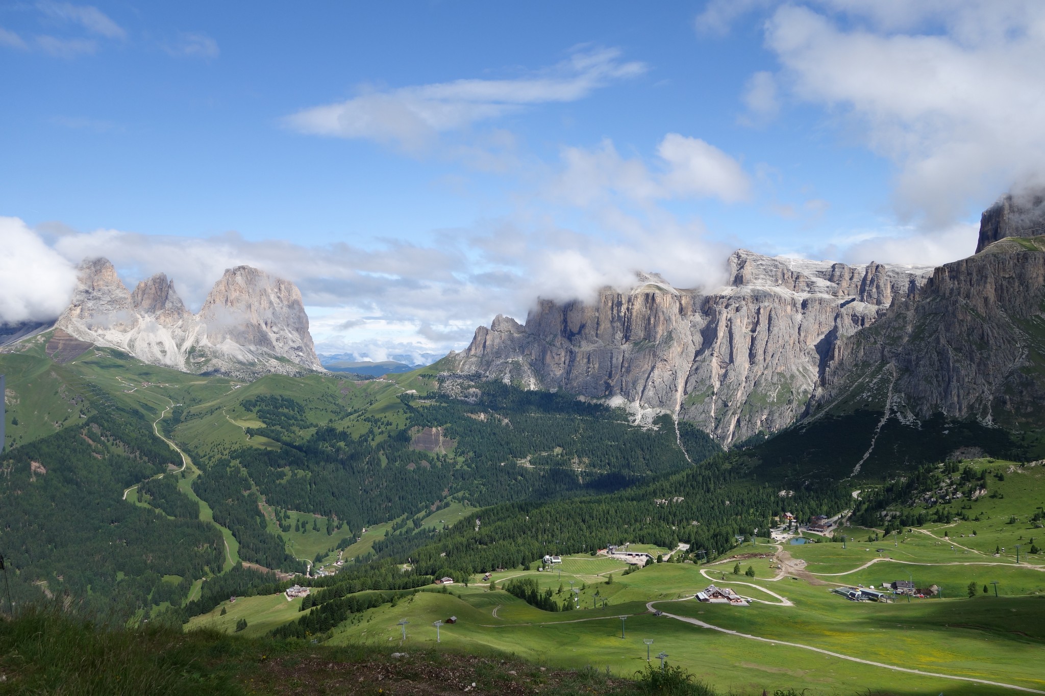 Passo Pordoi è una Località del Trentino Ideale per le Escursioni sulle Dolomiti