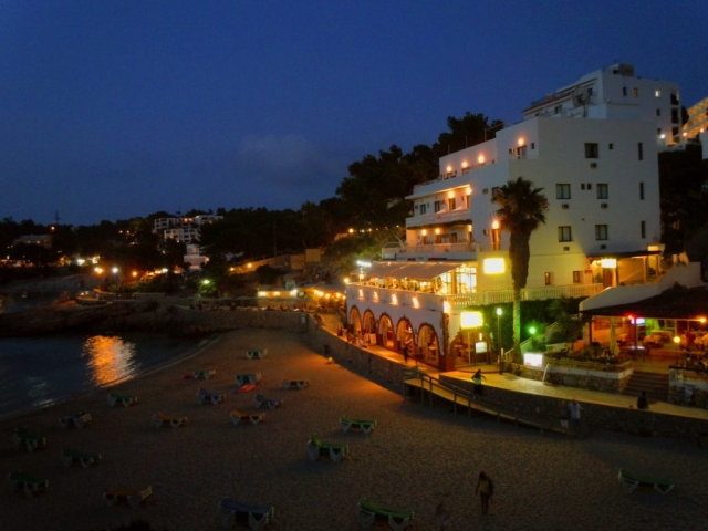 Vita notturna a Ibiza  Cala Portinatx