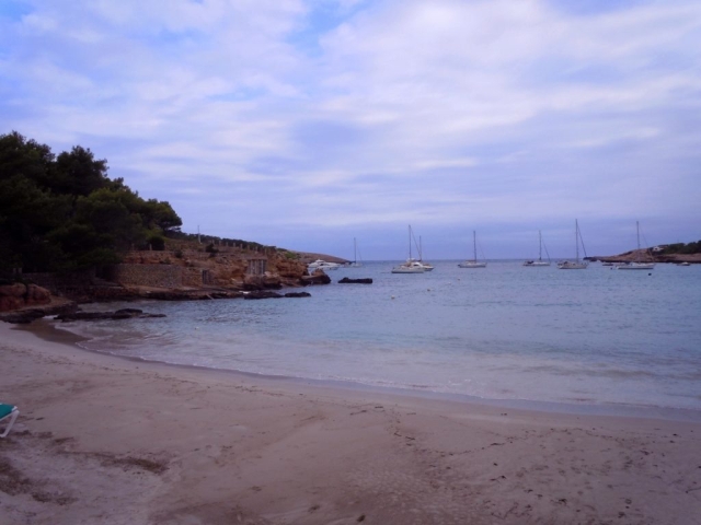 Foto di una cala spagnola all'isola di Ibiza vicino al tramonto