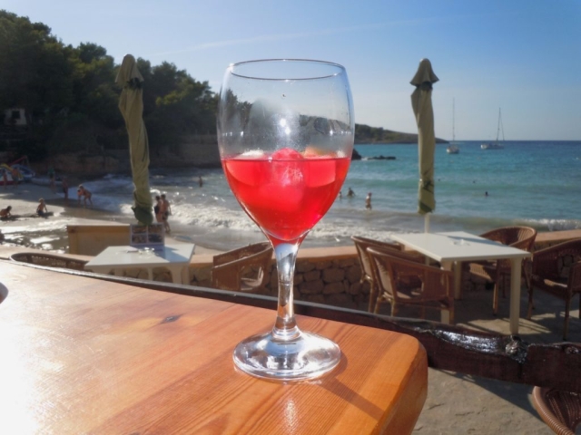Foto ricordo di un aperitivo in locale di una spiaggia di Ibiza