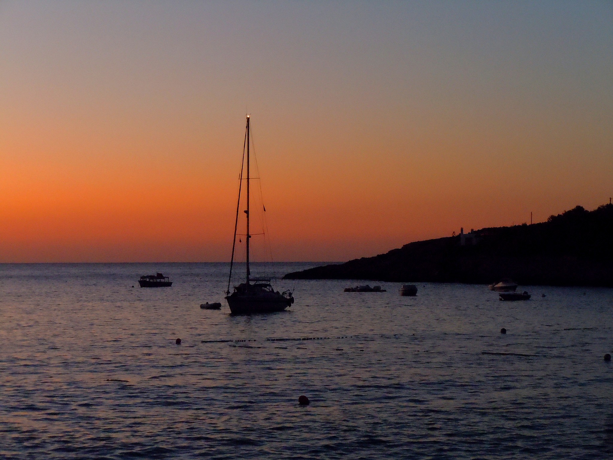 Foto di tramonto in una cala di Ibiza