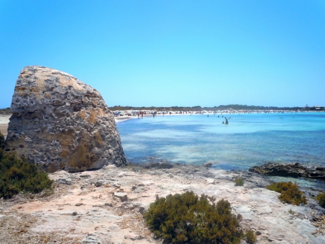 Foto di un mare azzurro cristallino di Ibiza