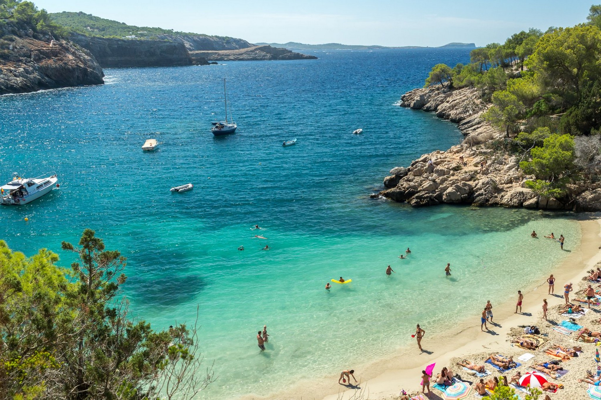 Spiaggia di una cala di Ibiza