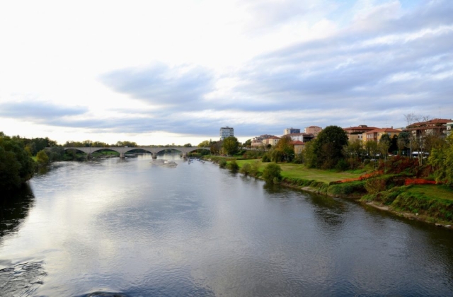 Una foto  di un paesaggio a Pavia con il Ponte nuovo sul ticino