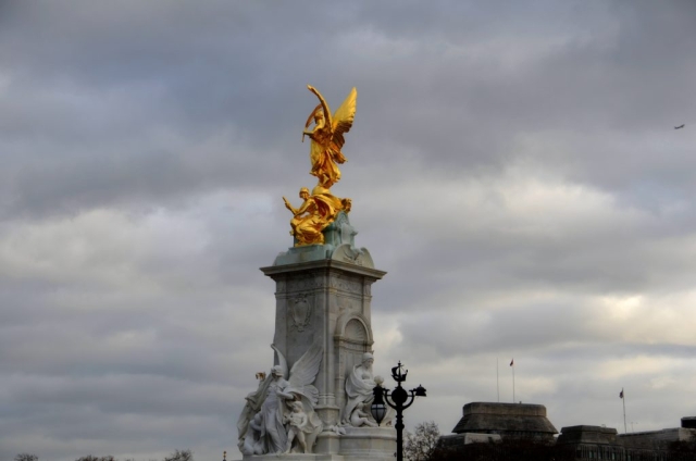 Nella piazza di Buckingham Palace ecco il monumento dedicato alla Regina Vittoria