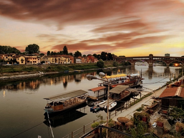 Il ponte vecchio e abitazioni di Pavia in un scenario dai colori suggestivi
