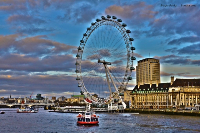 Il London Eye è una ruota panoramica situata sulla riva sud del Tamigi tra il Ponte di Westminster e l'Hungerford Bridge