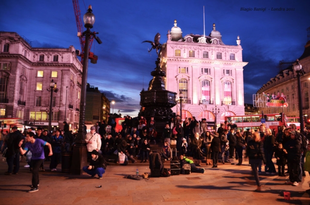 Piccadilly Circus è una delle piazze più famose di Londra e anche delle più frequentate: