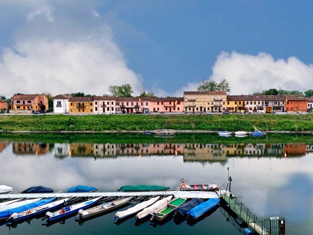 Foto abitazioni di Pavia riflessi sul Ticino