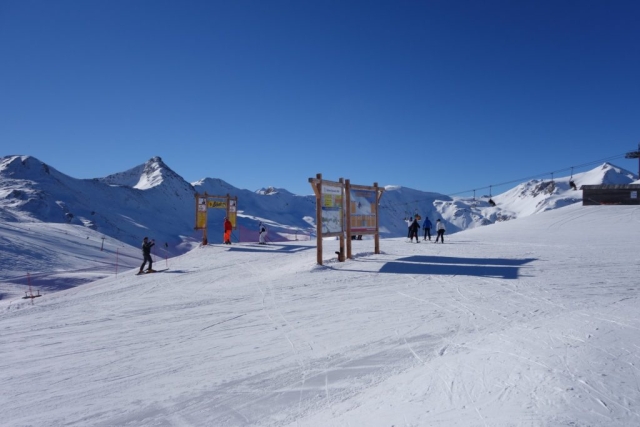 Località sciistica di Livigno con piste da sci snowboard. ristorantie sentieri escursionistici.
