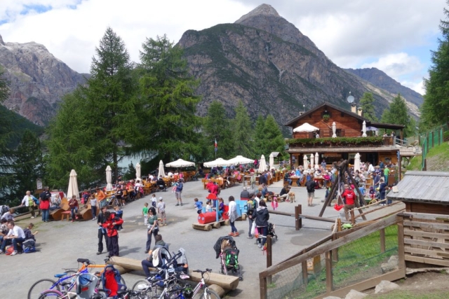 Il rifugio Alpisella si trova a Livigno,aperto nel periodo estivo e ideale per trascorrere momenti rilassanti con la famiglia
