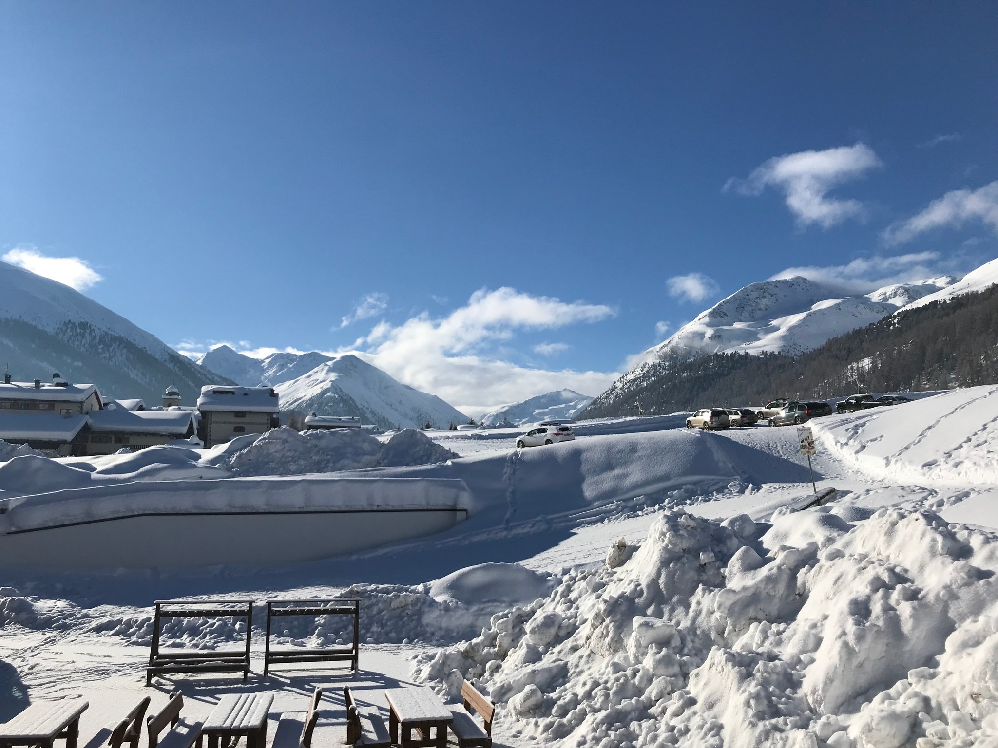 Foto con la neve di Livigno -  meravigliosa località sciistica sulle Alpi italiane,