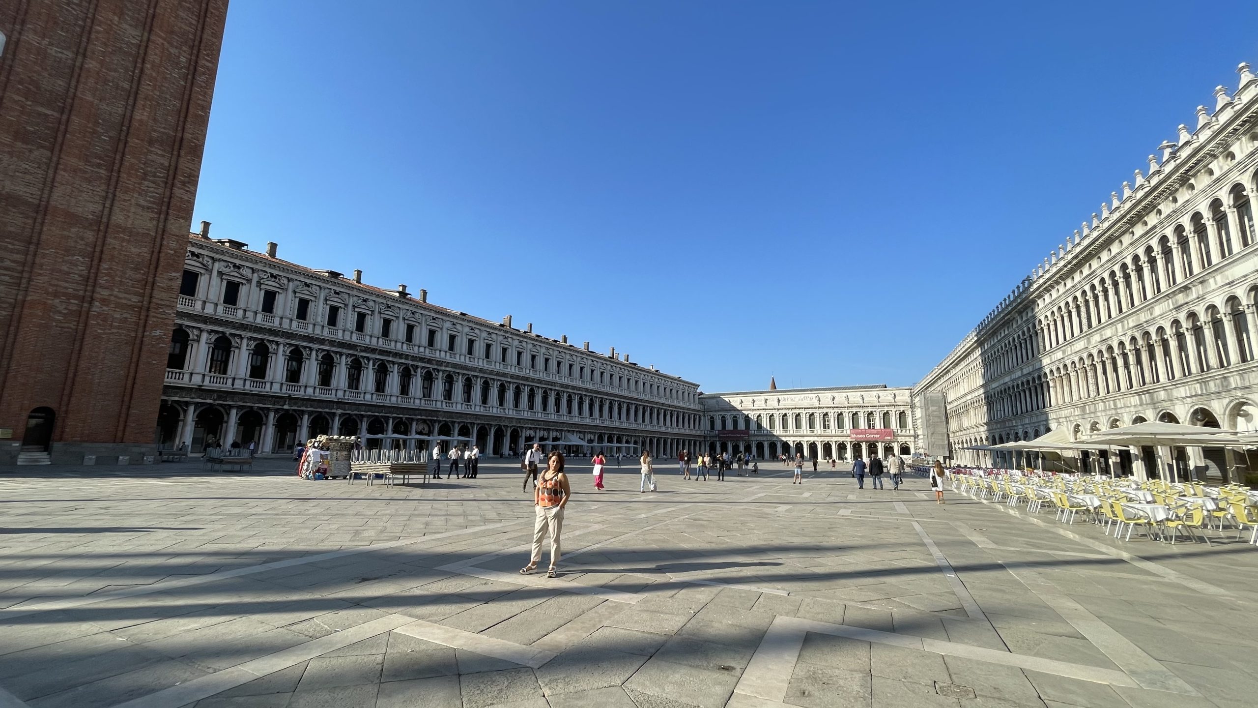 Piazza San Marco è il centro di Venezia dove si affaccia  la torre dell'orologio e la Basilica di San Marco
